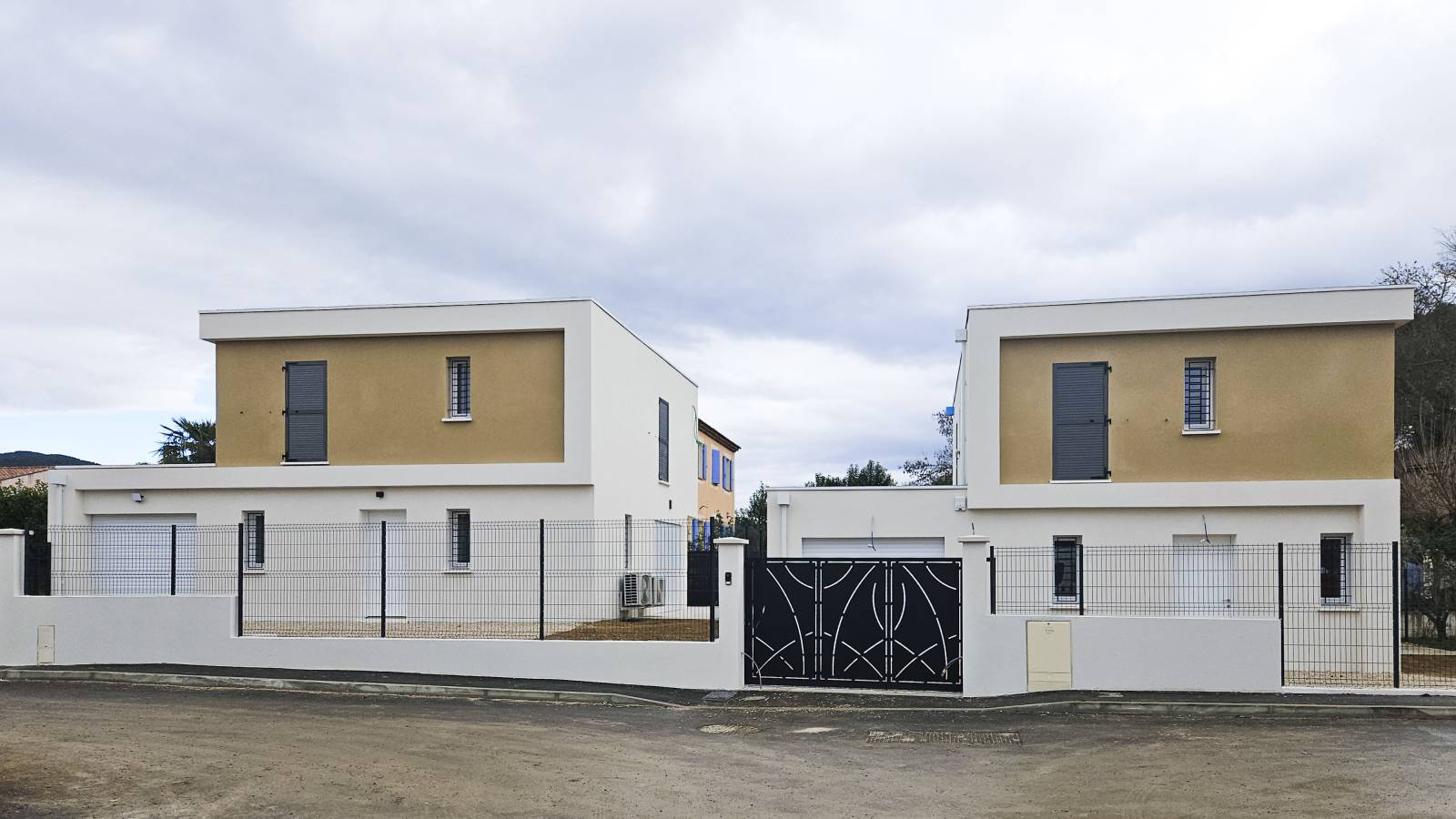 Installer des volets roulants motorisés solaires avec télécommande Éguilles