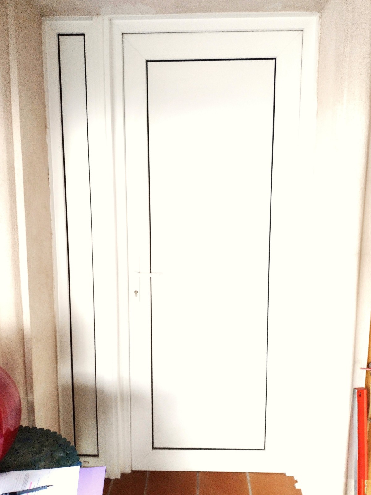 Installation d'une porte Euradif blanche près de Venelles