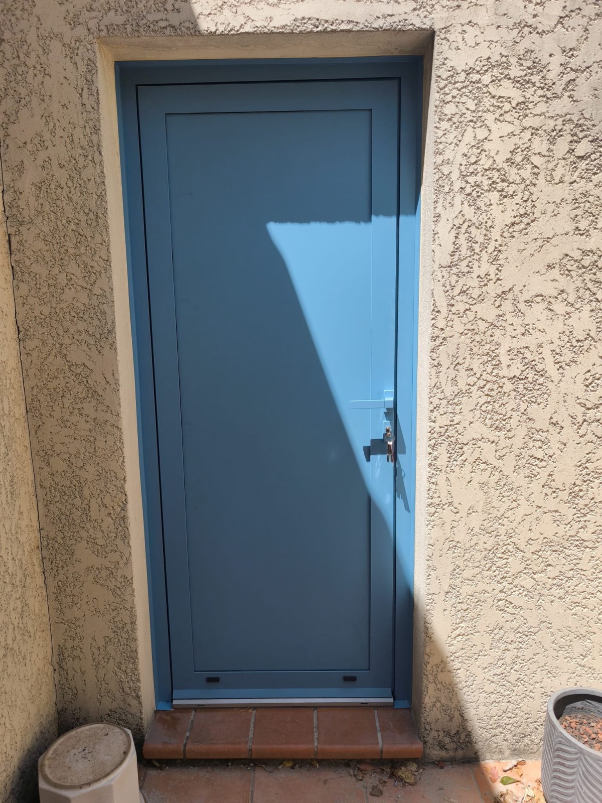 installation dune porte d'entrée en aluminium bleu près de Mimet