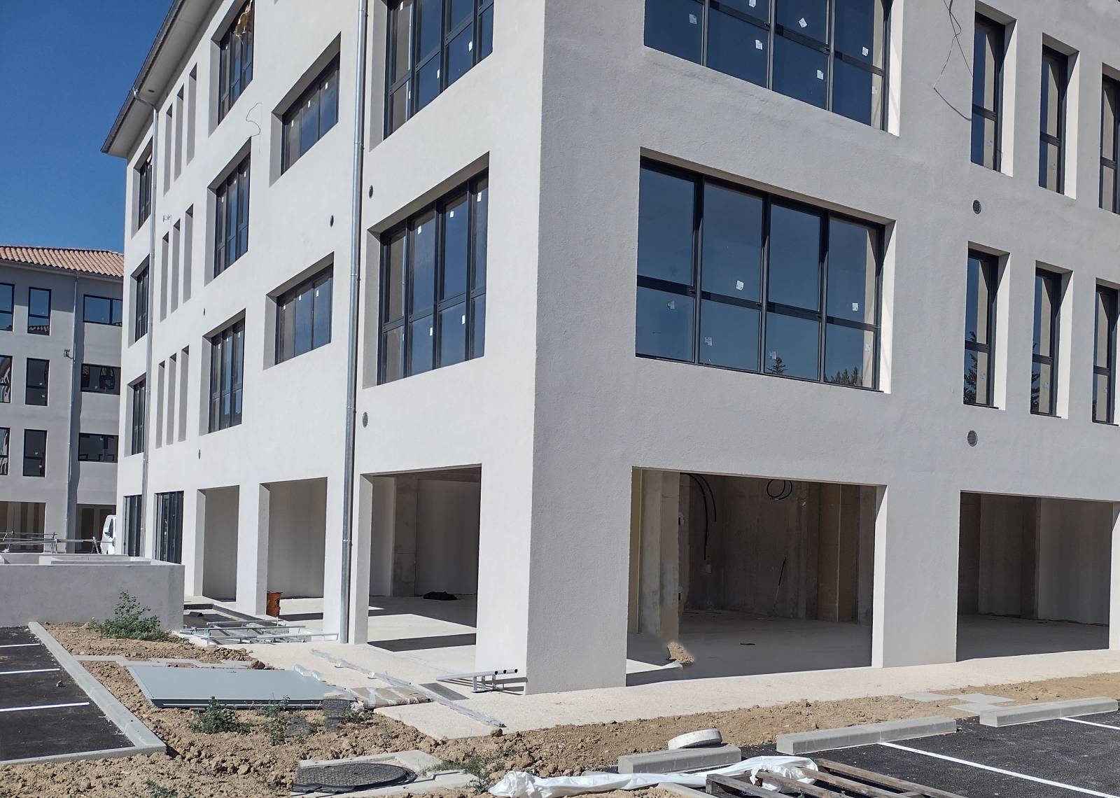 Installation de menuiseries en aluminium Technal fabriquées dans notre atelier à Gardanne