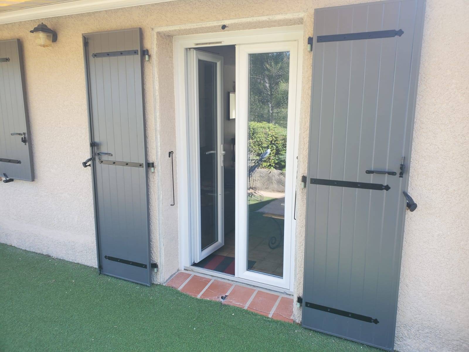 installation de volets battants en aluminum Technal pour cette maison près Rognac