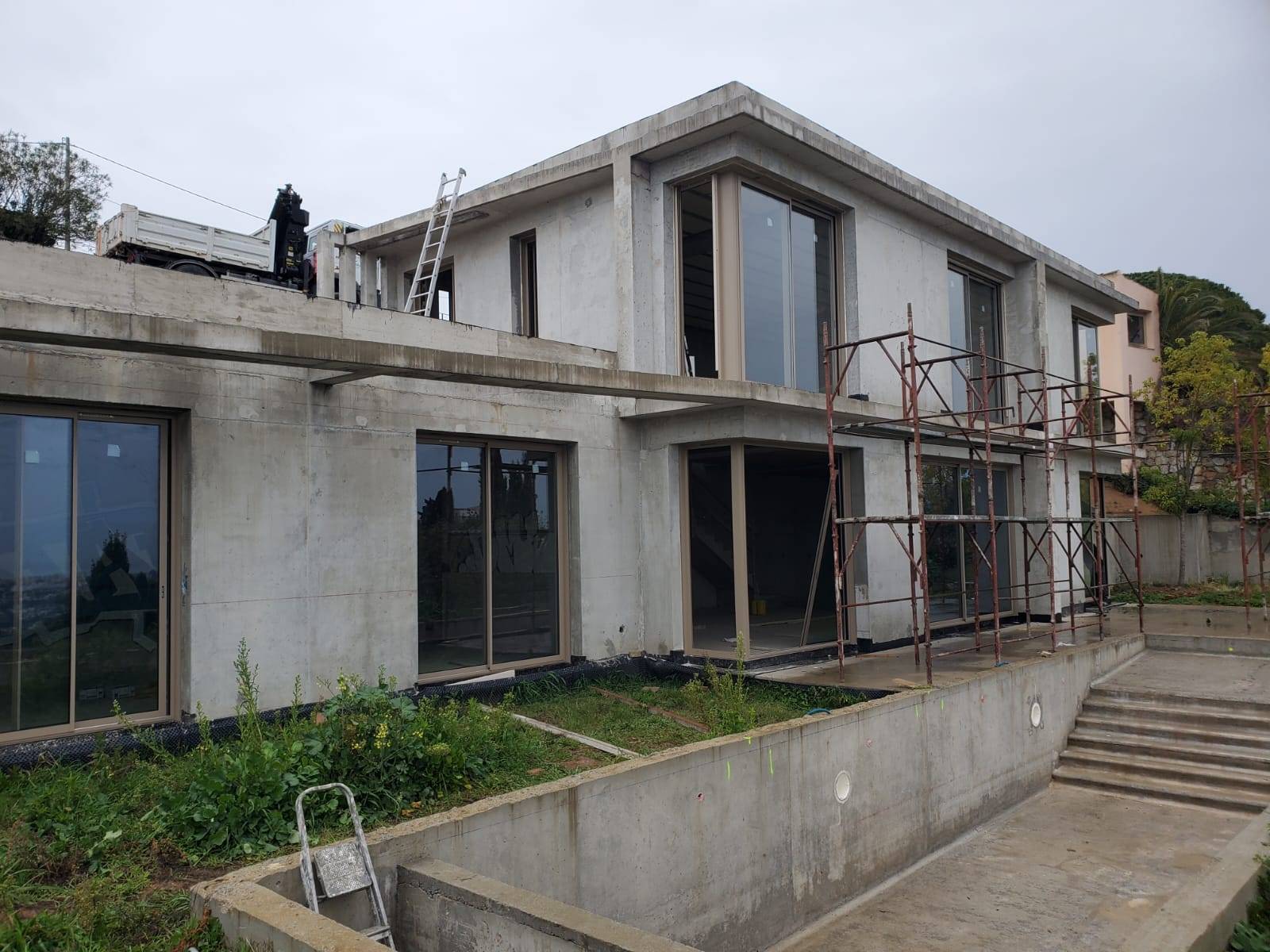 Construction en cours avec installation de menuiseries en aluminium Technal à Rognac