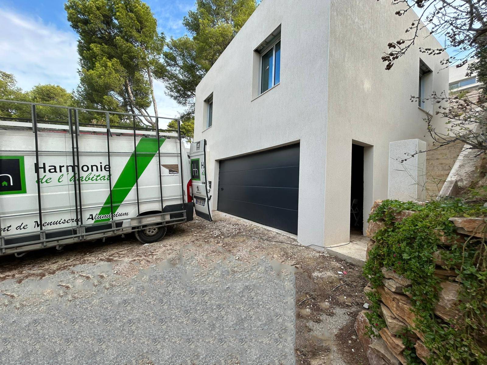 Porte de garage sectionnelle en aluminium près de Venelles