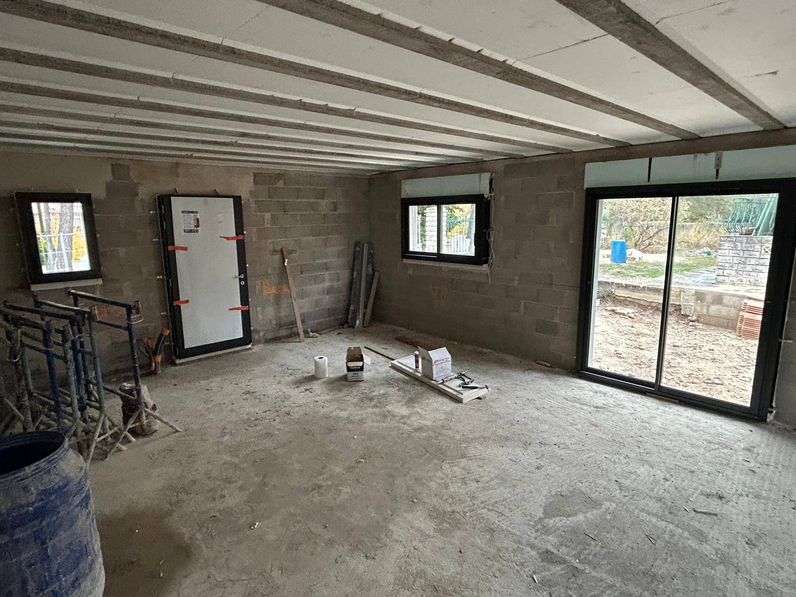 Installation de portes d'entrée en aluminium Technal près de Peynier