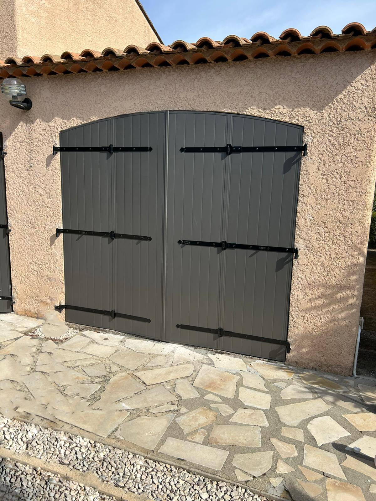 installation de volets battants 4 vantaux gris en aluminuim au Tholonet