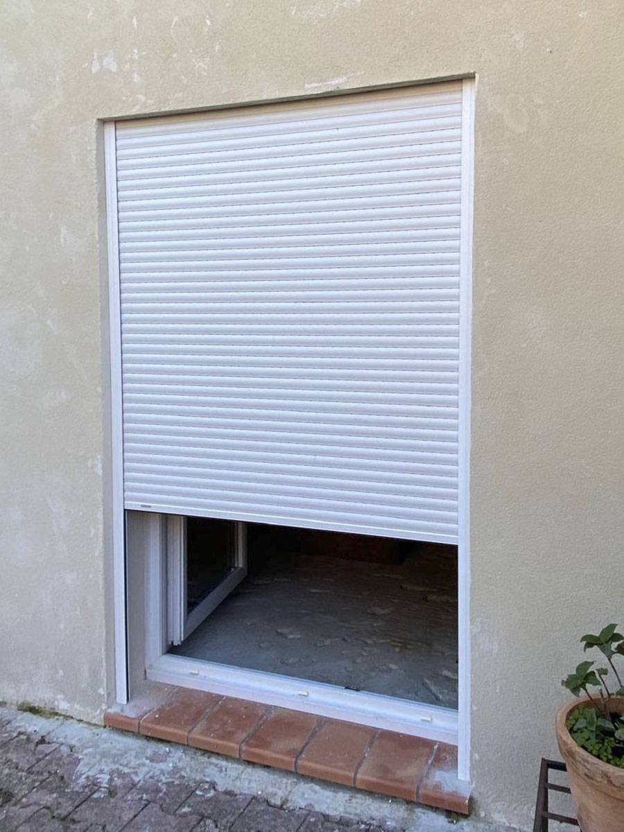 Installation de volet roulant couleur blanche Lakal près de Miramas