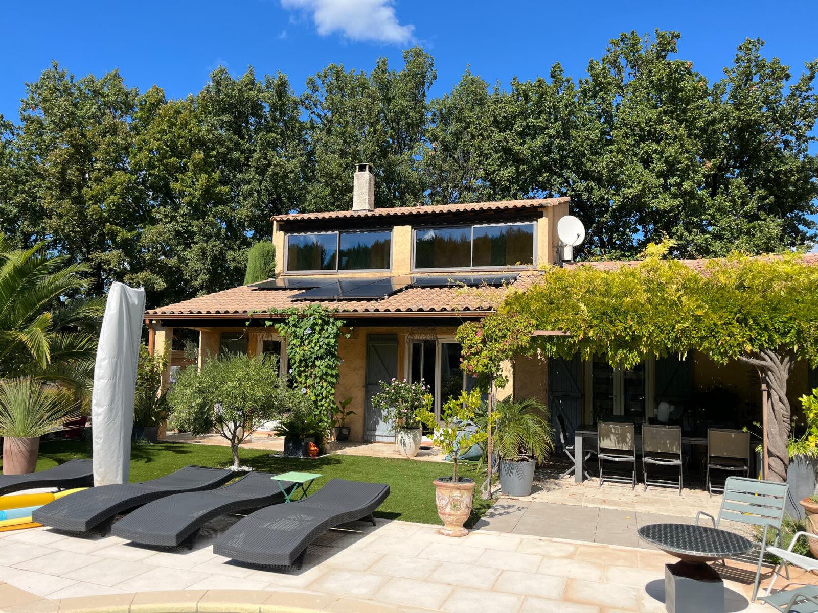 Fermeture d'une terrasse avec deux coulissans soléal en aluminium Technal près de pourrières.