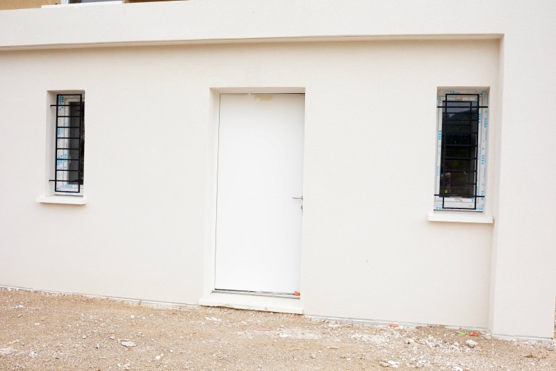 Installation d'une porte blanche en aluminium Technal à Auriol