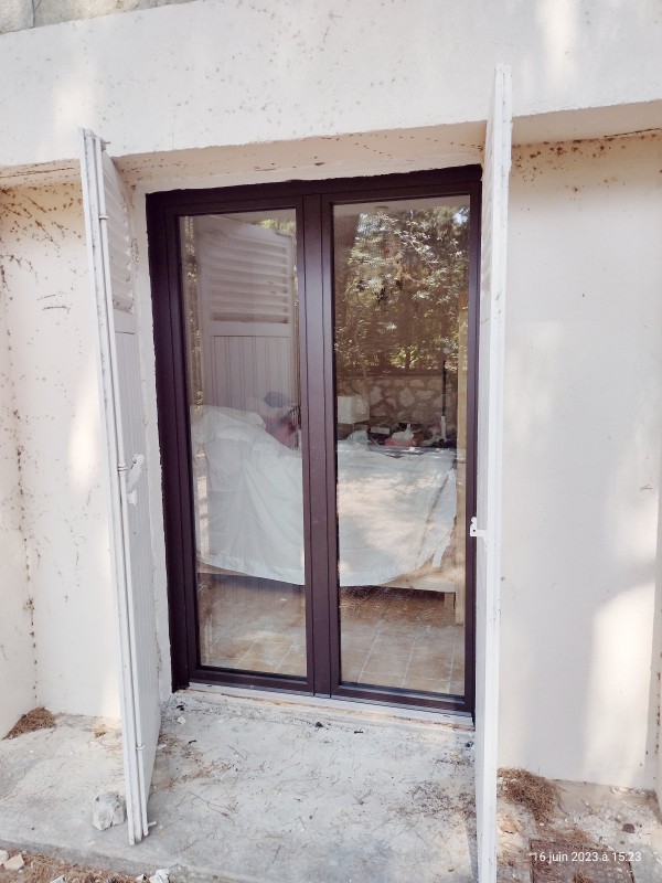 menuiseries mur en pierre 