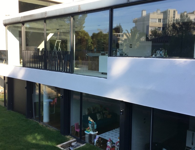 installation des menuiseries en aluminium Technal dans une maison contemporaine près de Gardane