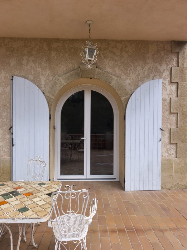 installation de 3 portes fenêtres cintrées en PVC près de Septemes.