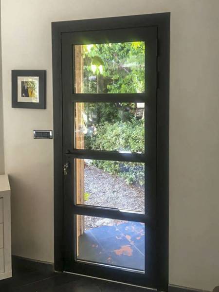 Installation d'une porte en aluminium noire près de Belcodène - Harmonie de l’Habitat