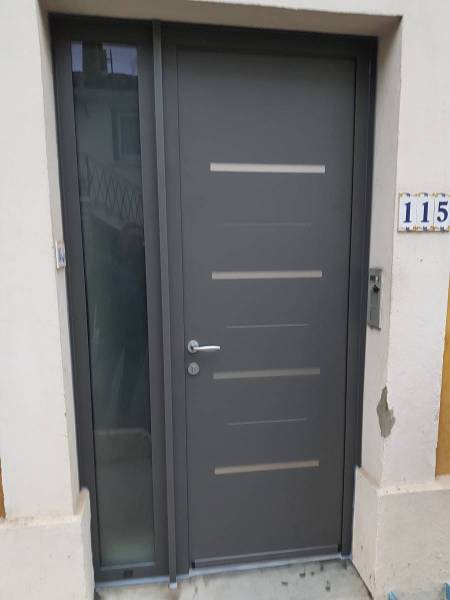 Installation d'une porte EURADIF en aluminium Technal grise anthracite avec partie fixe près de Nans les Pins