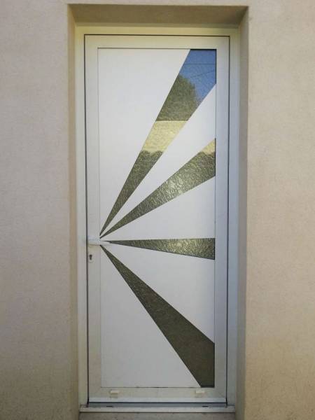 Installation d'une porte blanche en aluminium de marque Euradif près de Manosque