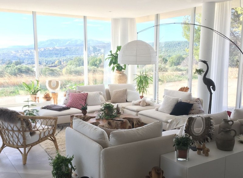 Un séjour baigné de lumière grâce à 3 coulissants LUMEAL 4 vantaux de 3m de haut près de Grans