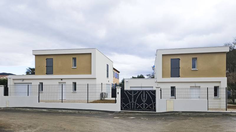 Deux maisons réalisées à l'identique avec installation de coulissant en aluminuim à Auriol