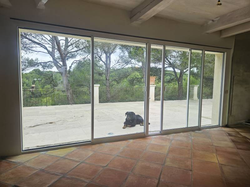 Fabrication et installation de menuiseries en aluminuim Technal près de Marseille