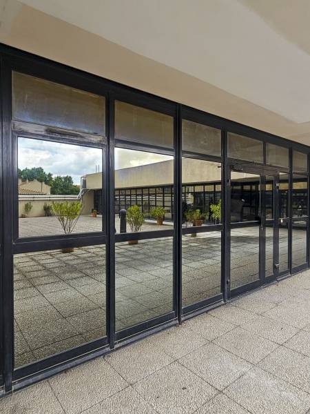 Changement complet à neuf de ce mur façade et de la porte d’entrée dans ce local commercial près d’Aix en Provence