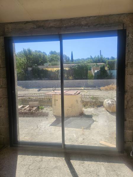 Installation de menuiserie en aluminium dans une maison en rénovation près de Simiane