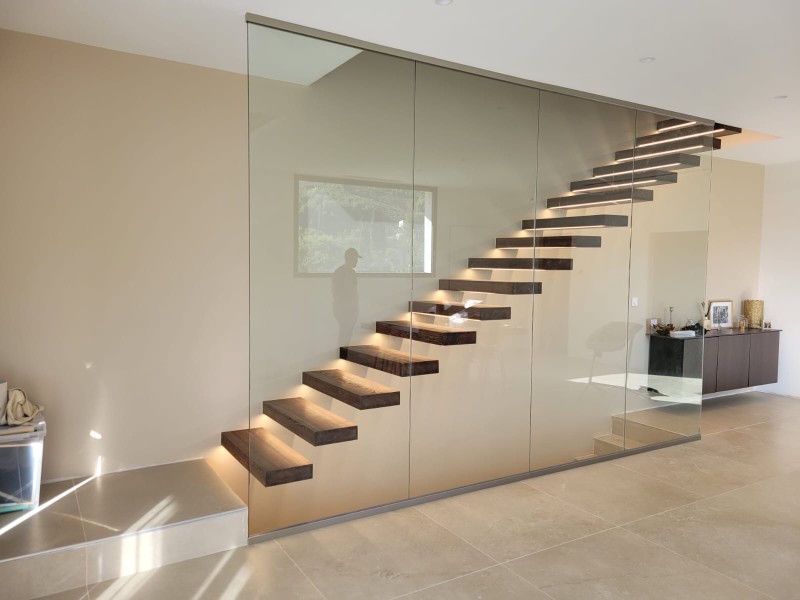 Mise en œuvre d’un Garde-Corps Vitré Intérieur, alliant Sécurité et Esthétisme au Cœur de Marseille