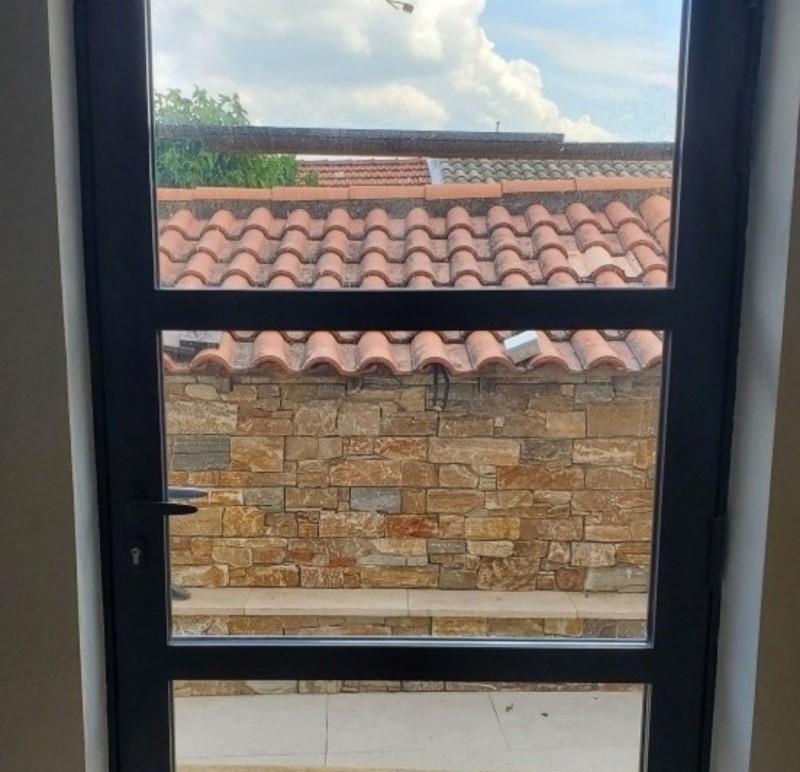 Chantier terminé avec cette magnifique réalisation sublimée par des menuiseries Technal couleur noir sablé près de Fos-sur-Mer