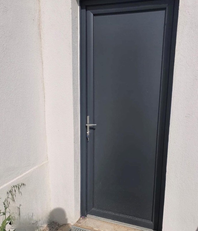 installation d'une porte en aluminium passage près de Cuges les pins