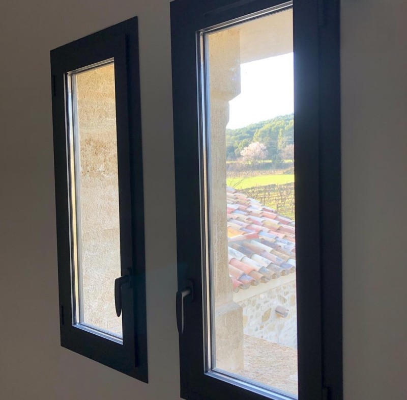 Rénovation d’un mas ancien sur les hauteurs du luberon, avec des menuiseries aluminium