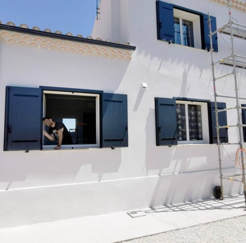 Installation de volets en aluminium Technal près de Belcodène