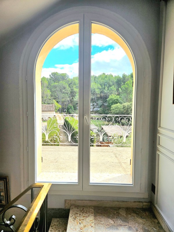 installation de 3 portes fenêtres cintrées en PVC près de Septemes.