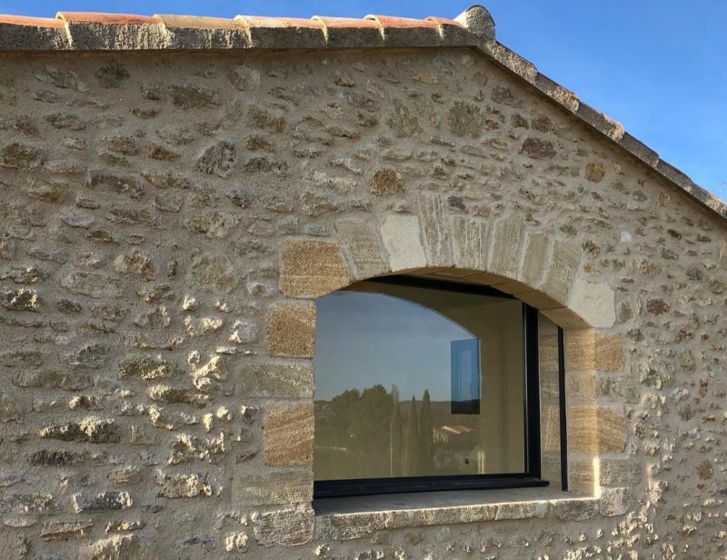 Rénovation d’un mas ancien sur les hauteurs du luberon, avec des menuiseries aluminium
