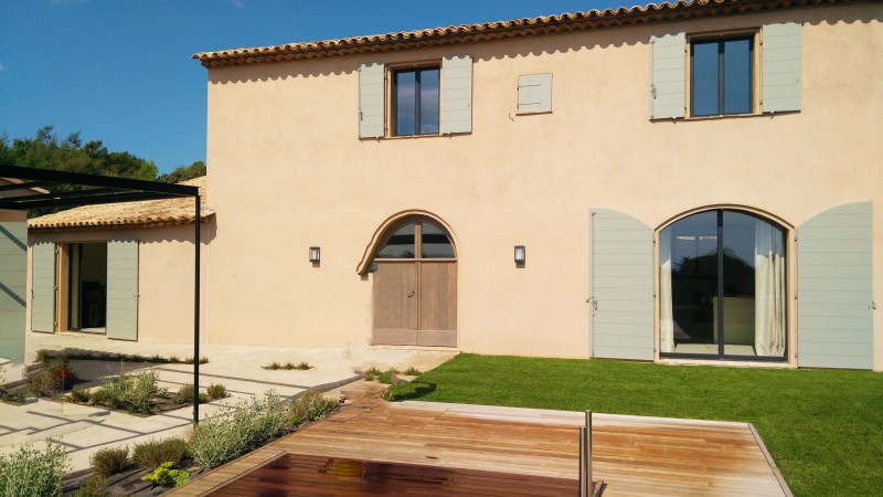 Titre : Fabrication et installation de menuiseries en aluminium Technal pour cette maison près de Signes