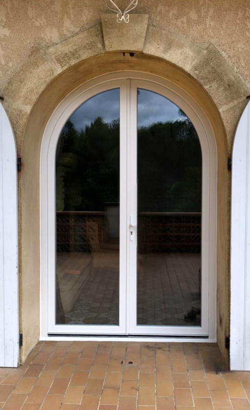 installation de 3 portes fenêtres cintrées en PVC près de Septemes.