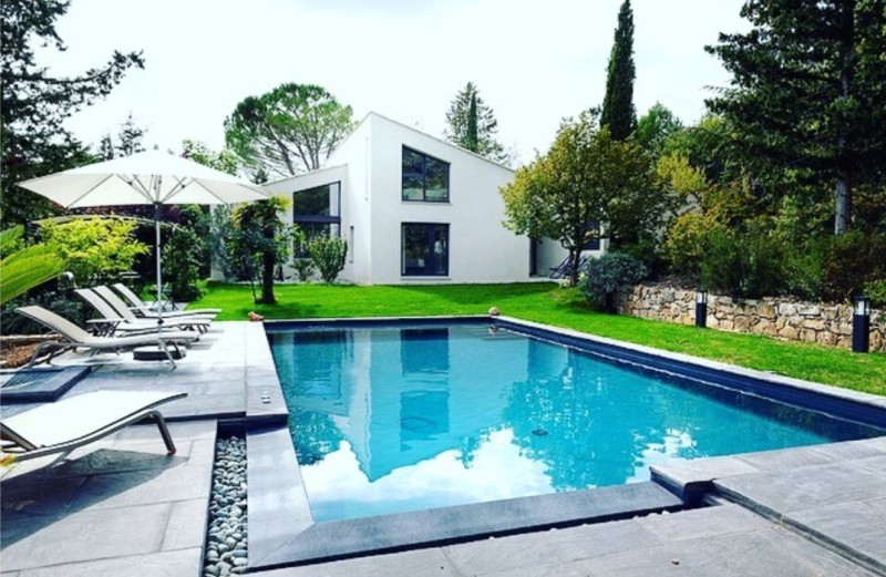 Installation de menuiseries en aluminium Technal dans cette belle maison contemporaine avec magnifique piscine près d'Aix en Provence