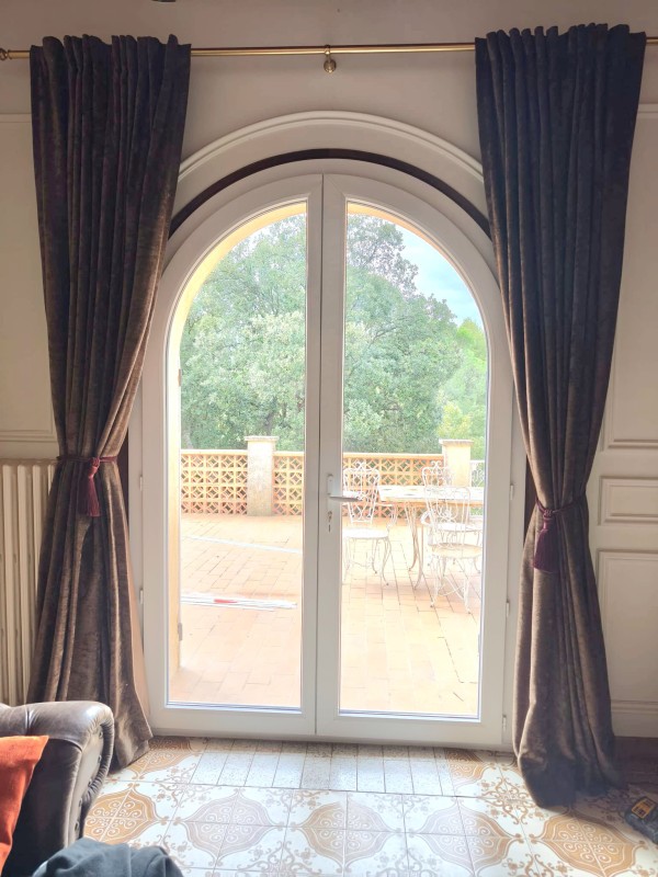 installation de 3 portes fenêtres cintrées en PVC près de Septemes.