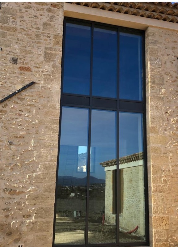 Rénovation d’un mas ancien sur les hauteurs du luberon, avec des menuiseries aluminium