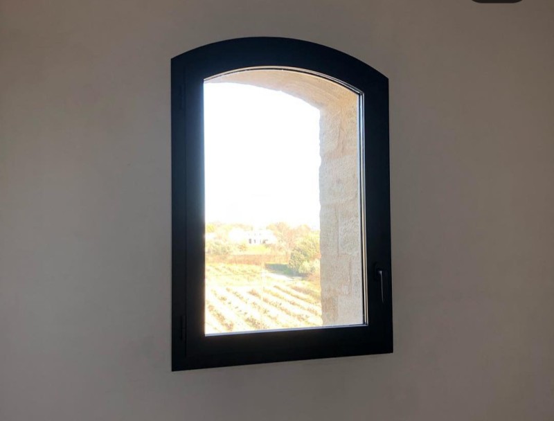 Rénovation d’un mas ancien sur les hauteurs du luberon, avec des menuiseries aluminium