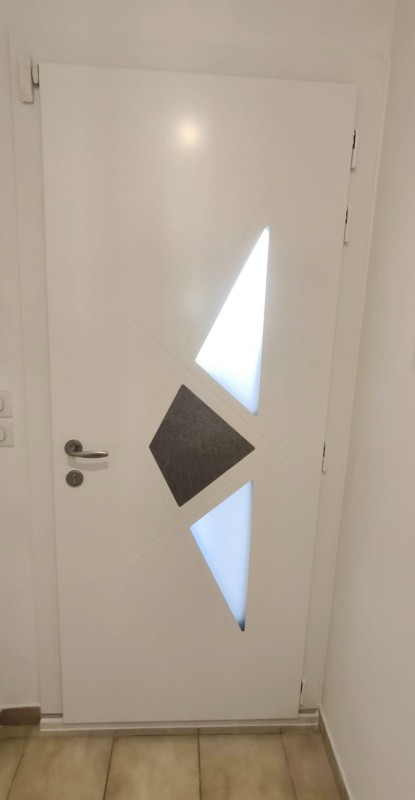 Installation d'une porte euradif blanche en aluminium près d' Allauch