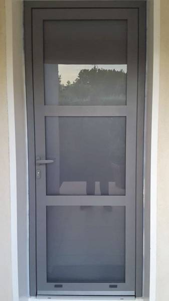 Installation d'une porte en aluminium avec 3 panneaux en verre trempé gris anthracite près de Bandol