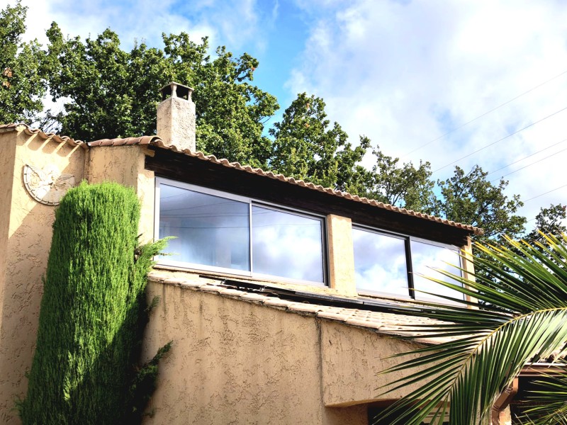 Fermeture d'une terrasse avec deux coulissans soléal en aluminium Technal près de pourrières.