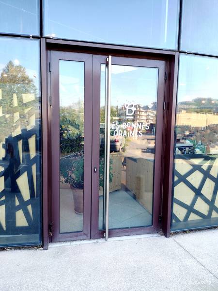 Installation d'une porte d'entrée pour une Agence immobilière près de Venelles