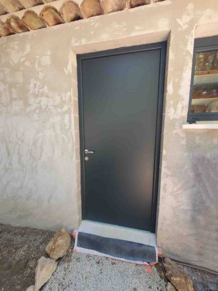Installation d'une porte d'entrée passage en aluminium Technal près de Venelles