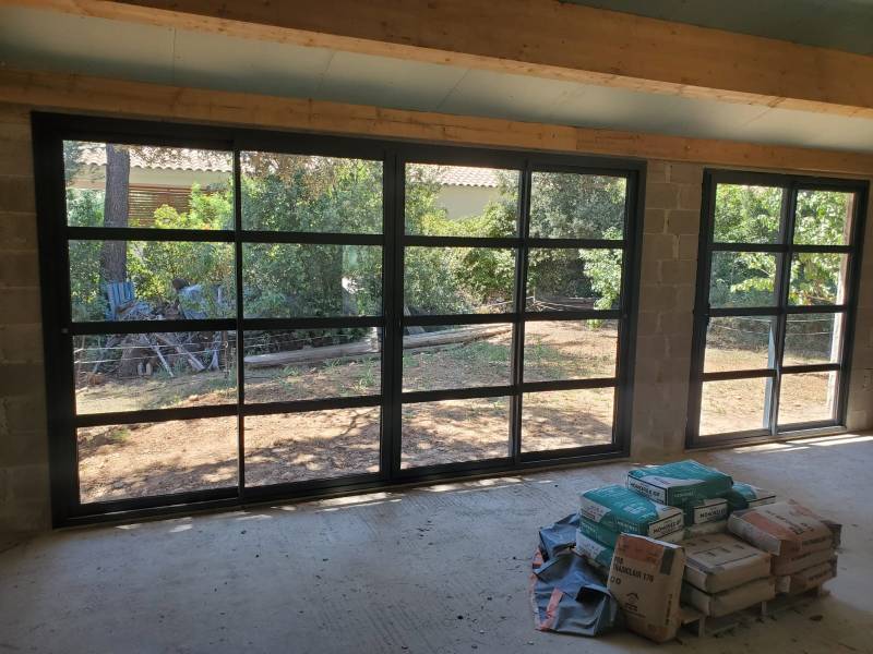 Installation de coulissants GY avec traverses en aluminium Technal près de Meyrargues