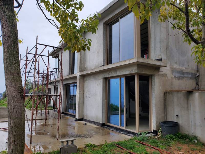 Construction en cours avec installation de menuiseries en aluminium Technal à Rognac