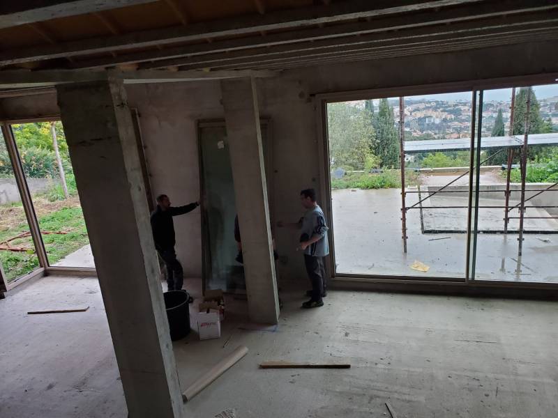 Construction en cours avec installation de menuiseries en aluminium Technal à Rognac