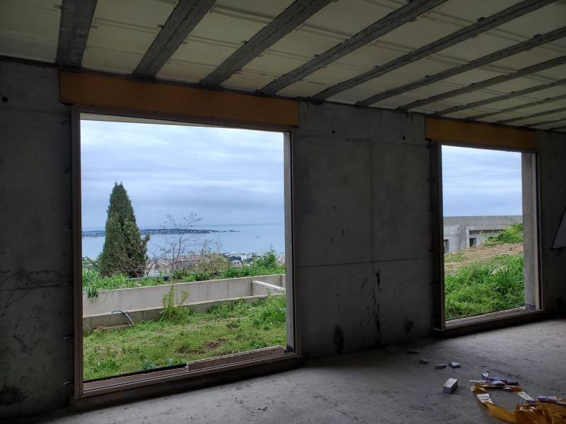 Construction en cours avec installation de menuiseries en aluminium Technal à Rognac