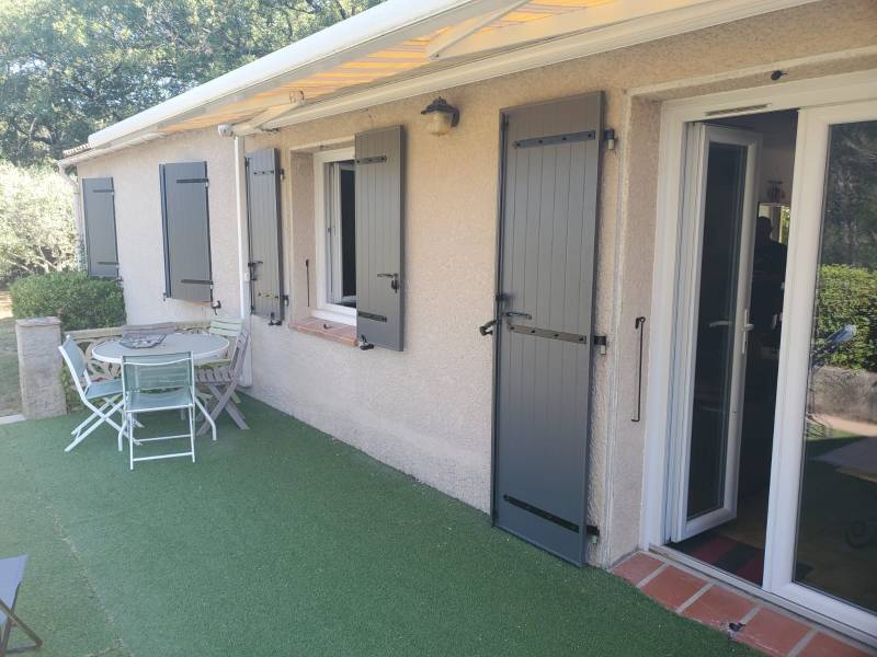 installation de volets battants en aluminum Technal pour cette maison près Rognac