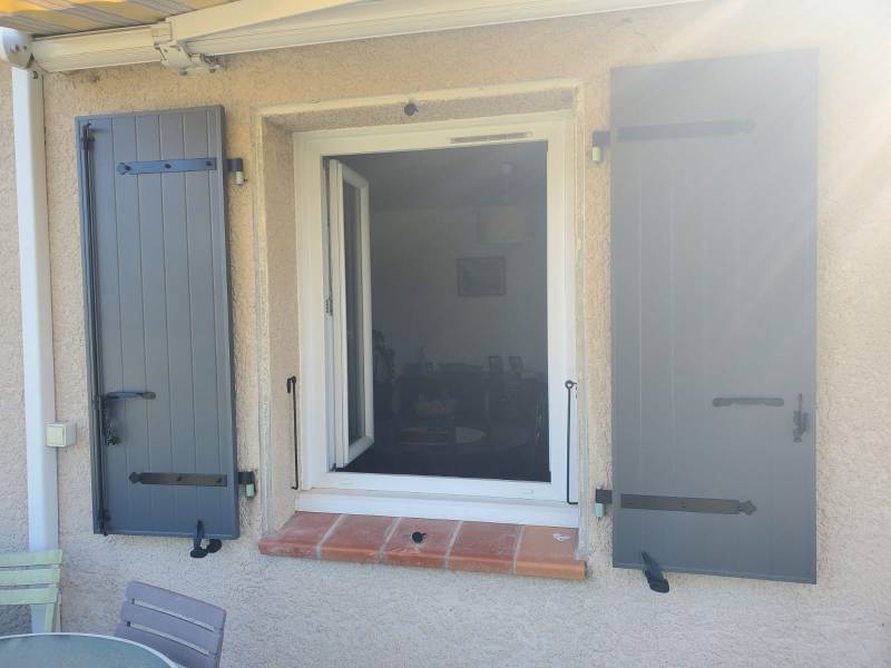installation de volets battants en aluminum Technal pour cette maison près Rognac