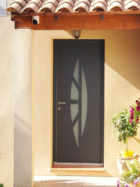 Une entrée élégante avec une porte d' entrée en Aluminium Soléal de la marque  TECHNAL noir sablé près de Pourrières