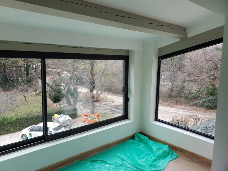 Fabrication et installation de menuiseries en aluminium Technal près de Ventabren