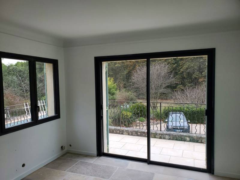 Fabrication et installation de menuiseries en aluminium Technal près de Ventabren